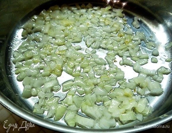 Пока поднимается тесто, приготовим начинку. В сковороде разогреваем смалец, добавляем мелконарезанный лук и обжариваем до прозрачности.