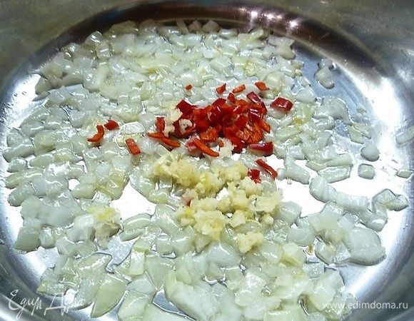 Добавляем мелконарезанные чеснок и перчик чили.