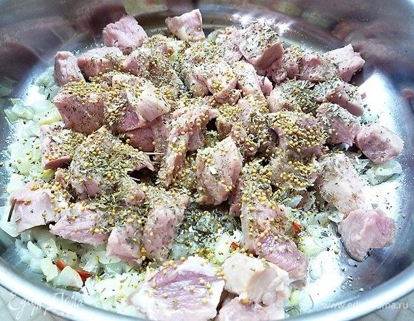 Добавляем в сковороду нарезанную небольшими кусочками свинину, зерна горчицы, кардамон, мускатный орех, солим и перчим по вкусу, перемешиваем.