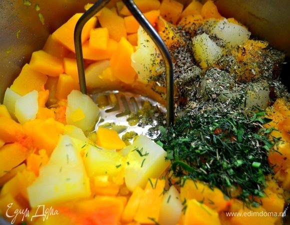 Очищенные овощи (картофель и тыкву) нарезаем крупными кубиками и отвариваем в небольшом количестве воды, так как тыква даст сок. Начинка не должна быть жидкой, лучше слейте лишнюю воду, когда начнете толочь пюре. В готовые овощи добавляем зелень, соль.