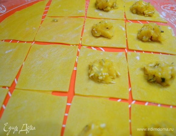 В муку добавляю соль, оливковое масло, яйца, замешиваю тесто. Это долгий процесс. Если желтки оказались недостаточно яркими, можно слегка подкрасить тесто куркумой. Когда тесто станет пластичным, оно готово. На минут 30 убираю его в холодильник. Раскатываю тесто в пласт толщиной 2 мм и режу на полоски. Вариантов лепки много. Можно прямо на полоски выложить начинку или на разделенные квадраты.