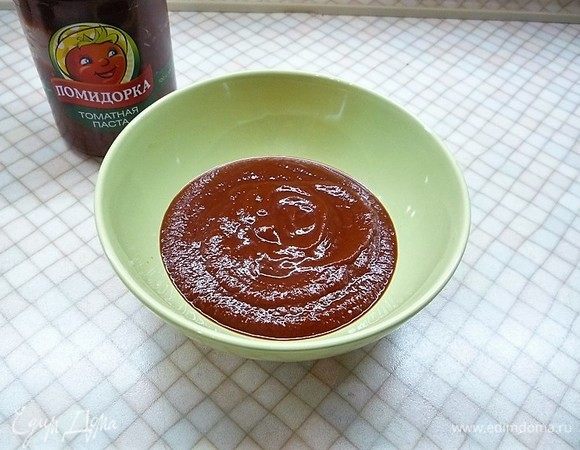 Томатную пасту ТМ «Помидорка» разводим теплой кипяченой водой, перемешиваем.