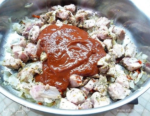 Добавляем томатную пасту в сковороду к мясу, перемешиваем и тушим под крышкой на среднем огне 20 минут. Даем остыть.