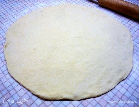 2/3 теста раскатываем в пласт размером чуть больше диаметра формы. Перекладываем в смазанную оливковым маслом форму для выпечки, оставляя свободные края.