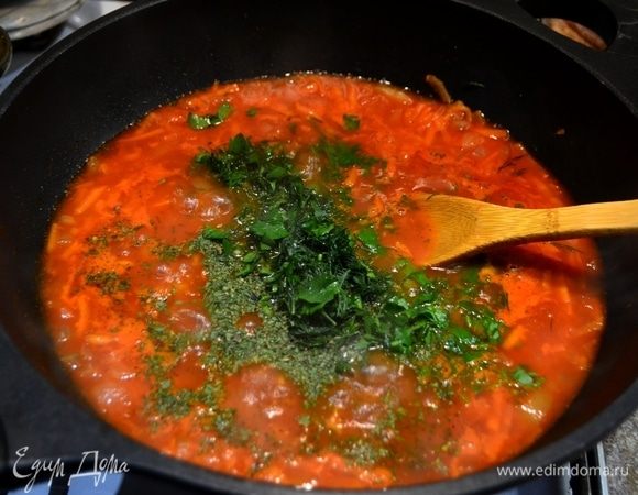 Тушим минут 15. Далее вводим муку, разведенную в воде, для придания небольшой густоты.