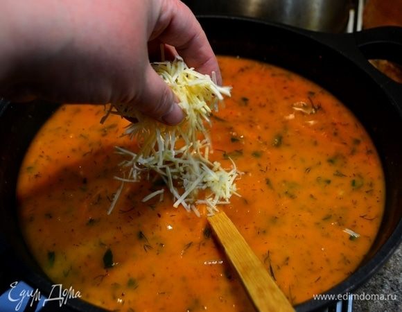 Добавляем сыр пармезан, и наш соус готов.