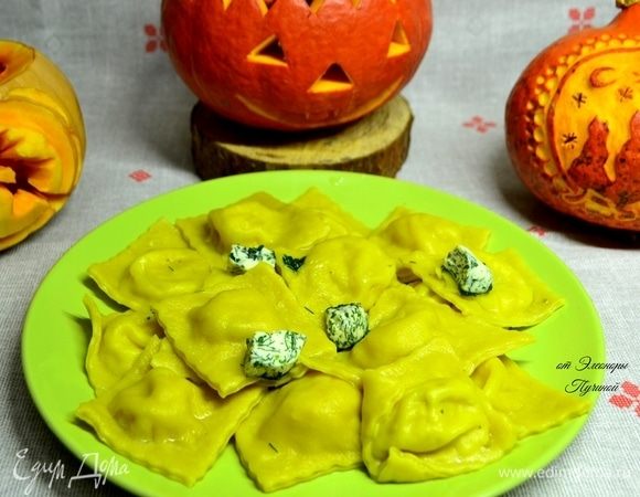 Отвариваем в подсоленной воде с приправами равиоли и подаем в тарелке порционно. В данном варианте — с замороженным сливочным маслом с зеленью.