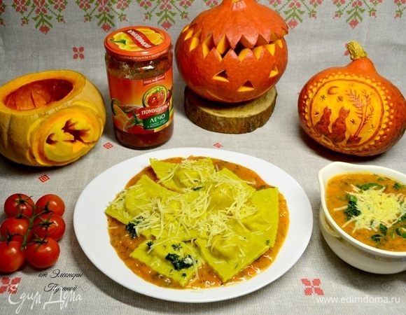 Может и такая быть подача: соус наливаем в тарелку, сверху кладем равиоли, посыпаем сыром пармезан.