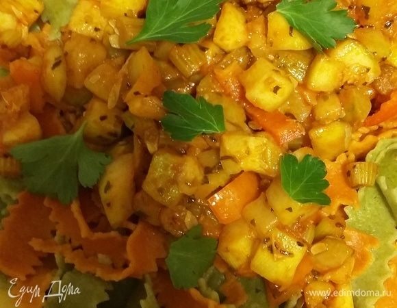 Отвариваем пасту в кипящей подсоленной воде около 8 минут. Выкладываем на тарелку, сверху — овощной соус. Buon appetito!