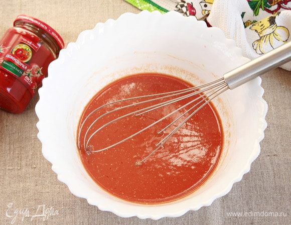 Для приготовления теста подогреть сыворотку молочную. Развести в ней томатную пасту ТМ «Помидорка» и растворить сахарный песок. При необходимости чуть остудить, если вдруг сыворотка перегрелась, добавить яйцо куриное и белок одного яйца (желток пойдет на обмазывание), взбить до однородной консистенции. Растворить в этой смеси дрожжи сухие.