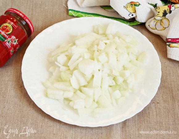 Лук репчатый очистить от шелухи, ополоснуть чистой водой и нарезать небольшими кубиками.