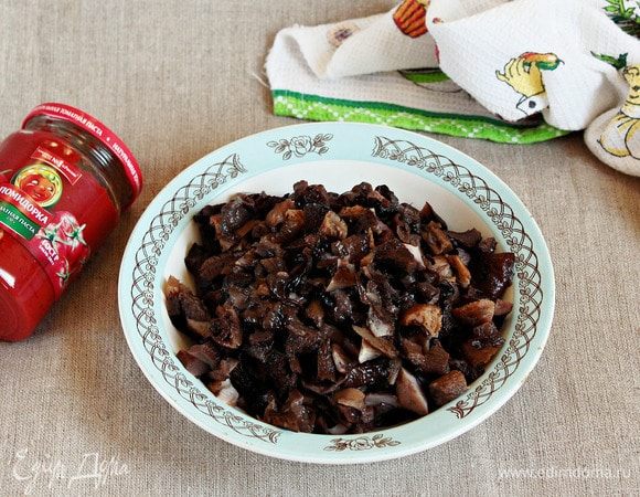 В моем варианте используются лесные опята из домашней заморозки, предварительно отваренные, которые нужно нарезать небольшими кубиками. Но можно взять шампиньоны, которые можно нарезать пластинами.