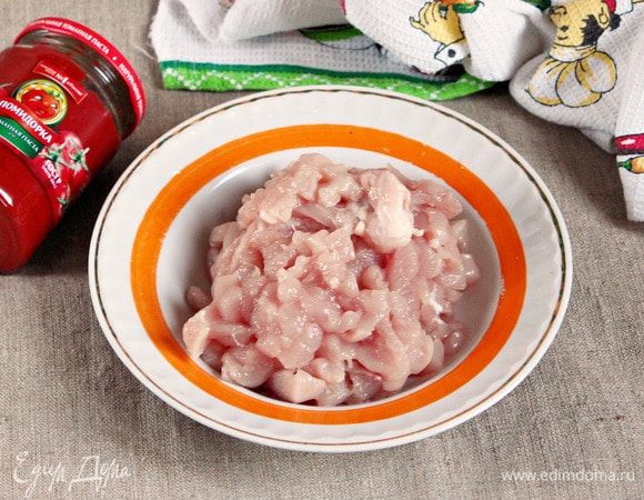 Куриное филе нарезать некрупными кубиками. При жарке они слегка увеличатся в объеме, поэтому они не должны быть крупными.