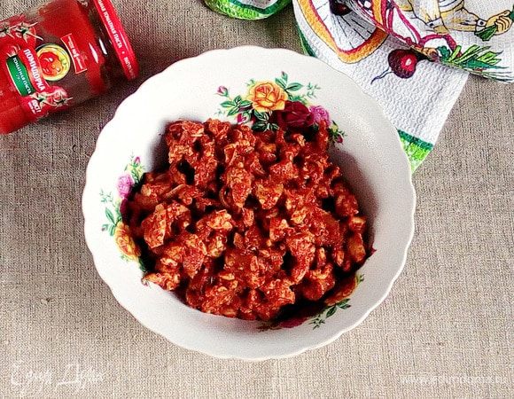 Снова на предварительно разогретой сковороде с маслом оливковым поджарить до легкого румянца оставшийся репчатый лук, добавить куриное филе и жарить до его полной готовности. Добавить томатную пасту ТМ «Помидорка», набор сушеных трав (можно заменить 1,5 ч. л. фабричной смеси итальянских или прованских трав), молотую смесь перцев и измельченный чеснок. Перемешать, прогреть еще 1,5–2 минуты. Начинку остудить.