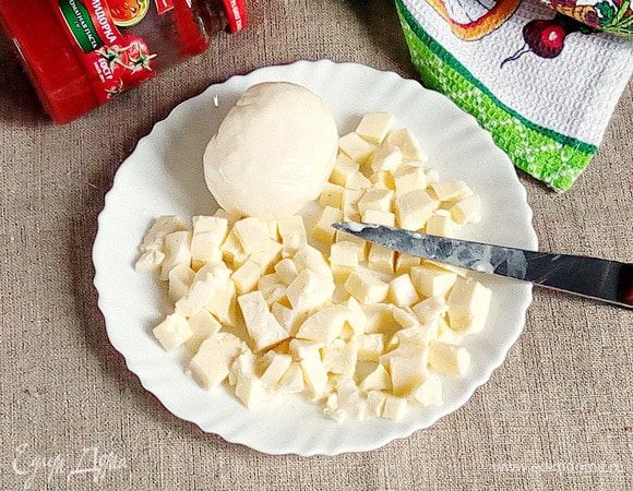 Моцареллу нарезать некрупными кубиками и смешать с охлажденной куриной начинкой.
