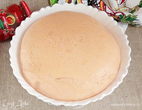 Подошедшее тесто немного обмять.