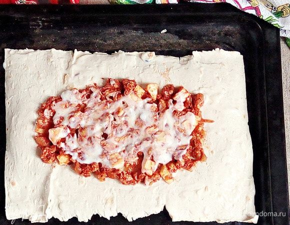 Впервые столкнулась с тем, что лаваш в продаже разного размера. По весу тоже не могу сказать, потому что, оказывается, они есть достаточно тяжелые. Лучше взять с запасом штук 5, потом можно с салатом съесть или вместо хлеба. Разделить лавашный лист на 3–4 части в зависимости от его размера. Получившиеся листы должны быть с небольшим запасом по сравнению с овалом. Положить лавашный лист на основу, смазать его соусом бешамель, выложить 1/4 куриной начинки, по ней распределить 1 ст. л. ложку соуса. Завернуть лаваш с краев как галету. Начинка выкладывается так, чтобы галета получилась размером чуть меньше сдобной основы. Края лаваша смазать соусом.