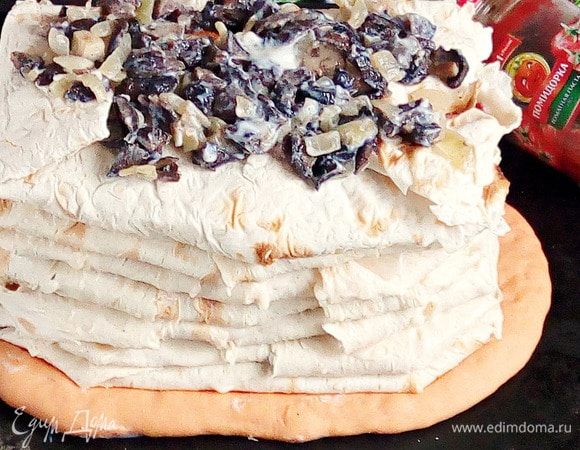 Таким способом сложить всю начинку, чередуя куриную с грибной. Завершающий грибной слой выкладывается сразу на предыдущую смазанную соусом галету. Начинка перед сборкой обязательно охлаждается.