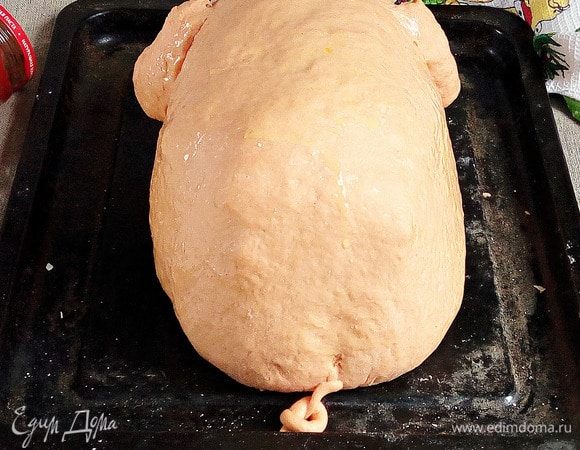 И хвостик! Взболтать оставшийся желток с молоком и смазать поросенка. Сделать несколько проколов зубочисткой на верхней части. Для надежности, чтобы быть уверенными, что ушки не отвалятся в процессе выпекания, можно их в местах соединения скрепить 2–3 зубочистками.