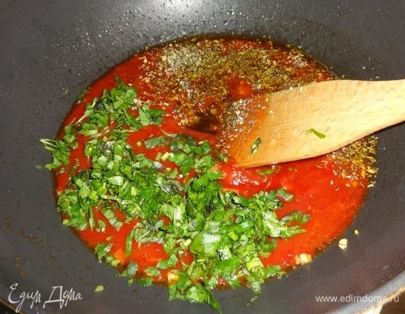Петрушку и зеленый базилик вымыть, обсушить, мелко нарезать. Томатную пасту ТМ «Помидорка» развести водой до консистенции сметаны. Выложить томатное пюре к чесноку. Посыпать итальянскими травами, перцем. Добавить нарезанную зелень, по вкусу добавить соль и сахар. Соус перемешать и потушить 5 минут. Снять с огня и немного остудить.