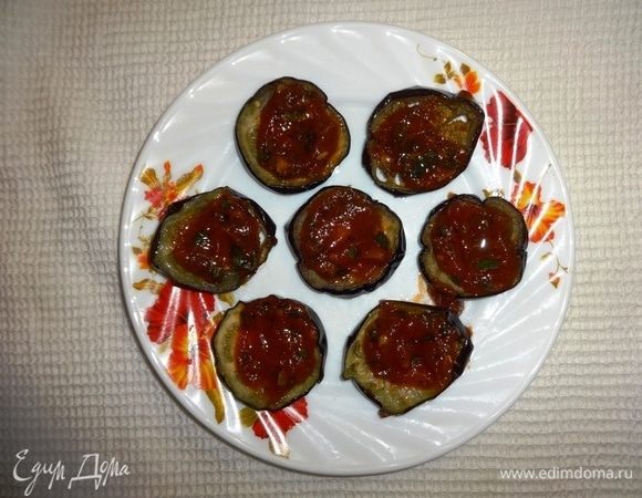 На каждый кружок выложить по чайной ложке томатного соуса.