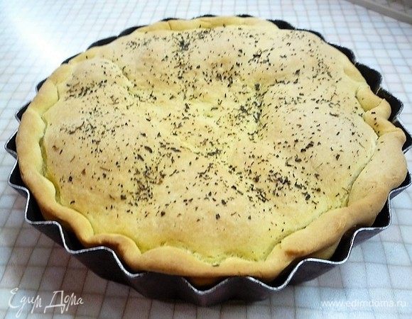 Выпекаем в заранее разогретой духовке при температуре 180°C в течение 35–40 минут до румяного цвета.