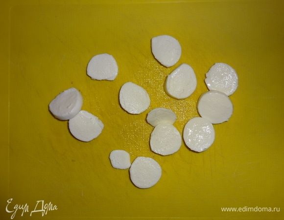 Шарики моцареллы вынуть из рассола. Нарезать кружками. На соус выложить кружки моцареллы. Далее продолжать выкладывать по схеме: баклажаны, соус, моцарелла, пока не закончатся все компоненты.