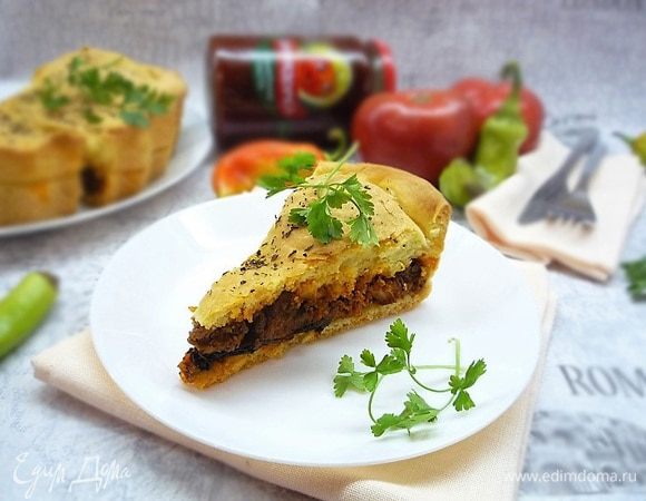 Украшаем свежей зеленью и подаем на стол сразу же, пока горячий. В остывшем виде пирог тоже очень вкусный! Приятного аппетита!
