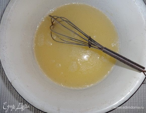 В миске соединить теплую воду, яйцо, соль, растительное масло, взболтать.