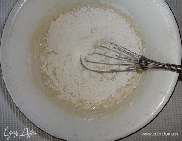 Постепенно всыпать муку и замесить тесто. Тесто хорошо вымесить. Муки я указала примерное количество. Ориентируйтесь на свой сорт муки и всыпайте ее постепенно.