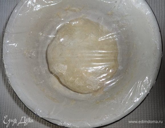 Накрыть миску пищевой пленкой и поставить в холодильник на 35–40 минут, чтобы тесто отдохнуло.