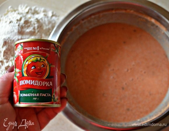 Добавьте к массе натертый сыр, томатную пасту ТМ «Помидорка», яблочный уксус, оливковое масло и хорошо перемешайте до однородности с помощью блендера.