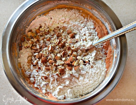 В муку добавьте разрыхлитель и вместе с орехами перемешайте с общей массой. Вымесите тесто.