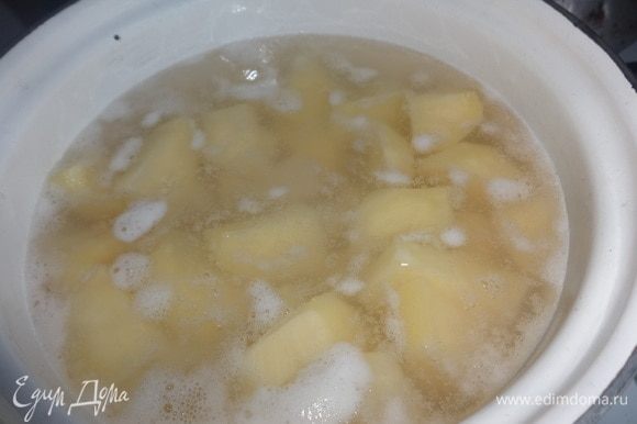 Пока тесто отдыхает, картофель почистить, вымыть. Положить в кипящую воду, довести до кипения, посолить. Убавить огонь и варить до готовности.