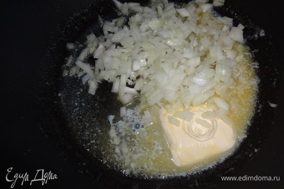 Пока варится картошка, очистить одну луковицу, вымыть, мелко нарезать. В сковороде растопить сливочное масло, всыпать нарезанный лук.
