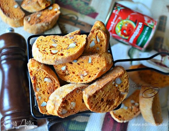 Готовым бискотти дайте остыть и подавайте к чашечке свежесваренного кофе или бокалу белого сухого вина. Если хранить сухарики в открытой посуде, они будут оставаться хрустящими, а если в закрытой, то станут мягкими. Так что смотрите, кому как больше по вкусу. Приятного вам аппетита! Buon appetito!