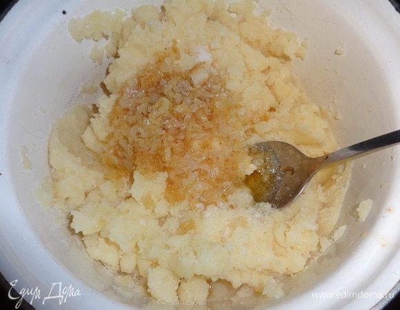 С готовой вареной картошки слить воду, размять в пюре. Положить обжаренный лук, немного посолить, перемешать.