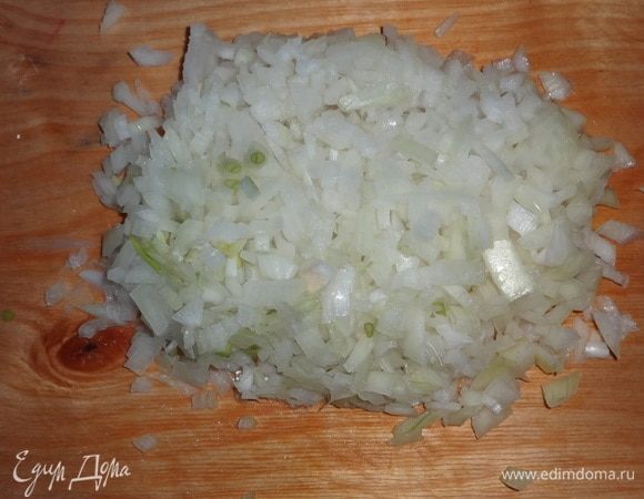 Приготовить луковый соус. Для этого очистить две оставшиеся луковицы, мелко нарезать.