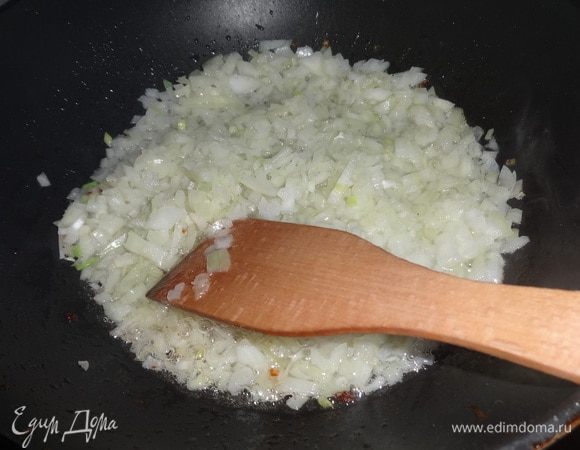 Налить в сковороду растительное масло, разогреть и обжарить на нем лук до готовности, периодически помешивая.
