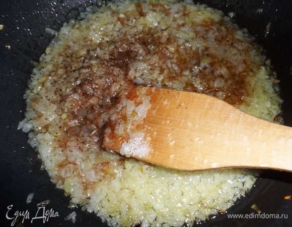 Добавить к луку соевый соус, бальзамический уксус, соль,сахар, перец, перемешать. Потушить еще пару минут и выключить огонь.