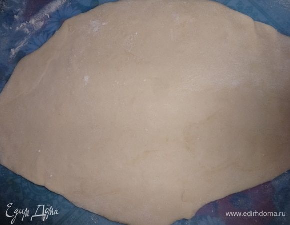 Достать тесто из холодильника. Отрезать кусок и раскатать в пласт.