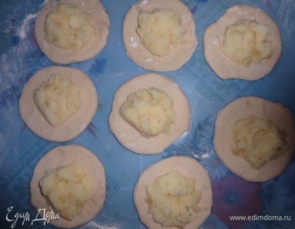 На кружки теста выложить картофельную начинку.