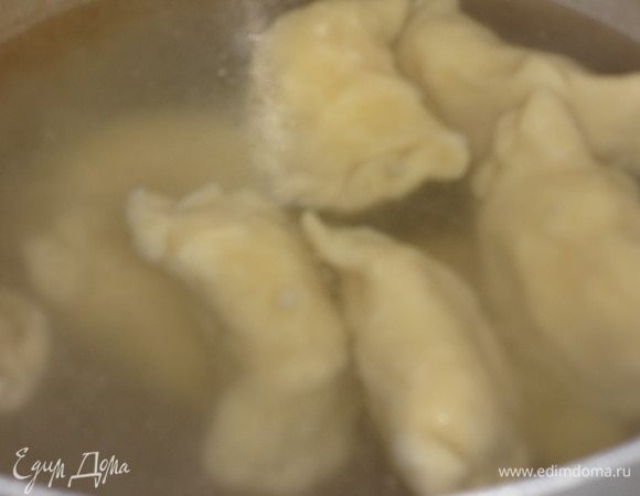 Вскипятить воду, подсолить. Порциями сварить вареники. После всплытия варить 5–7 минут. Шумовкой вынуть вареники из воды, выложить в чашку, сбрызнуть маслом.