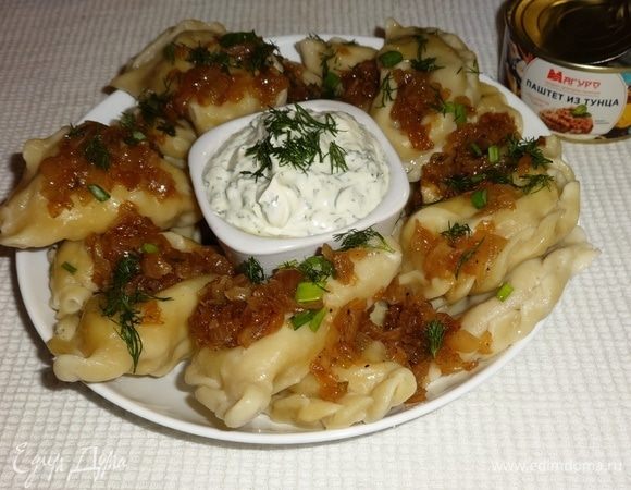 В центр блюда поставить сметанный соус. Разложить вареники на блюде. На вареники выложить луковый соус. Посыпать укропом. Я еще посыпала немного зеленым луком. Прошу к столу! Угощайтесь! Приятного аппетита!