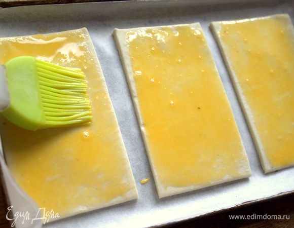 Перенести на форму с пергаментом и смазать желтком.