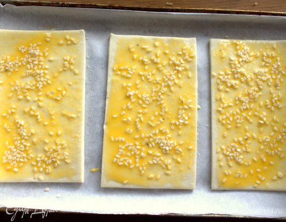 Посыпать кунжутом.