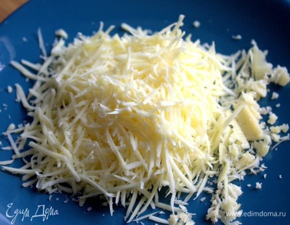 Натереть для начинки сыр.
