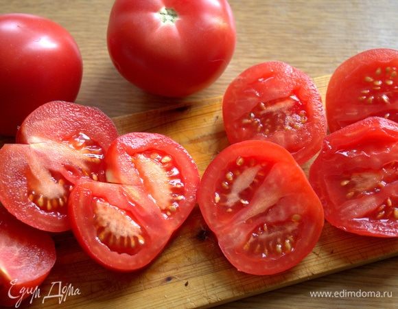 Разрезать пару помидорок.