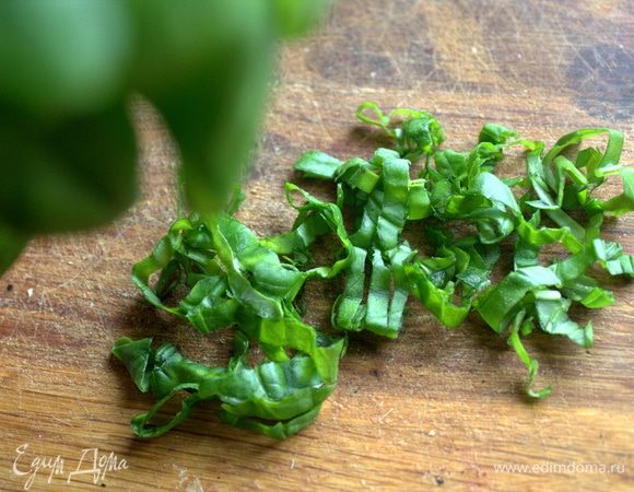 Нарезать несколько листиков базилика.