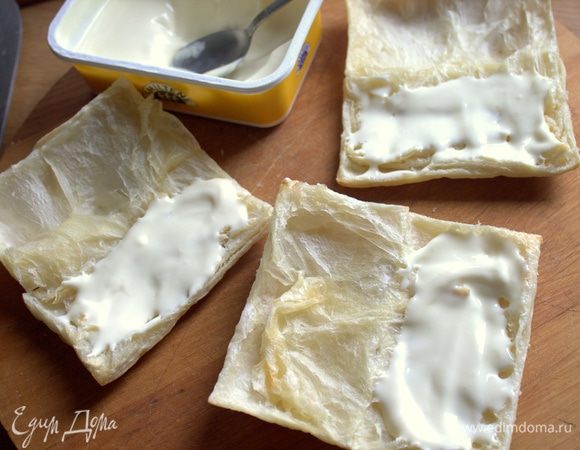 Смазать плавленым сыром. В идеале, моцареллой.